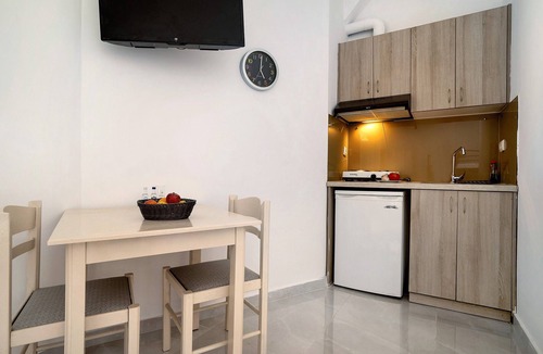 Pidima Kyras Apartment | Studio Apartment 'Iguana 12' with Sea View, Wi-Fi and Air Conditioning