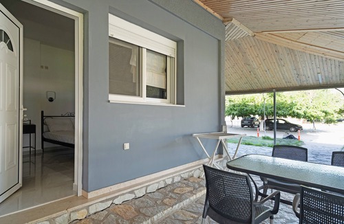 Pidima Kyras Apartment | Studio Apartment 'Iguana 12' with Sea View, Wi-Fi and Air Conditioning
