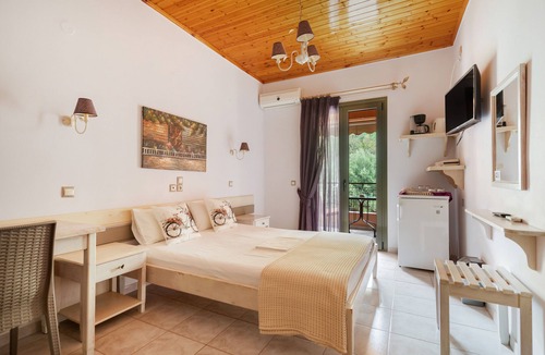 Kalamitsi House | Studio Apartment 'Nontas Homes 34' with Mountain View, Wi-Fi and Air Conditioning