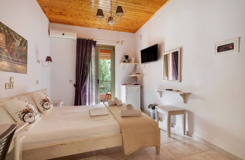 Kalamitsi House | Studio Apartment 'Nontas Homes 34' with Mountain View, Wi-Fi and Air Conditioning