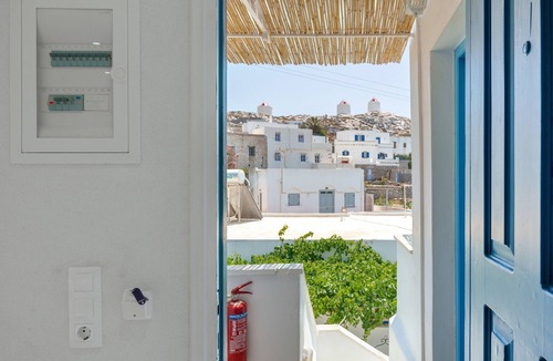 Amorgos Apartment | Studio Apartment 'Politimi's N3' with Mountain View, Wi-Fi and Air Conditioning