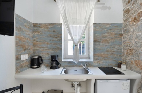 Amorgos Town Apartment | Studio Apartment 'Politimi's N6' with Mountain View, Wi-Fi and Air Conditioning