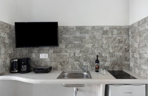 Amorgos Apartment | Studio Apartment 'Politimi N1' with Mountain View, Wi-Fi and Air Conditioning