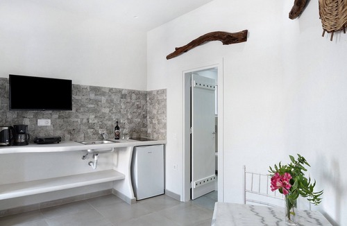 Amorgos Apartment | Studio Apartment 'Politimi N1' with Mountain View, Wi-Fi and Air Conditioning
