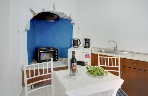 Amorgos Apartment | Studio Apartment 'Politimi N7' with Mountain View, Wi-Fi and Air Conditioning