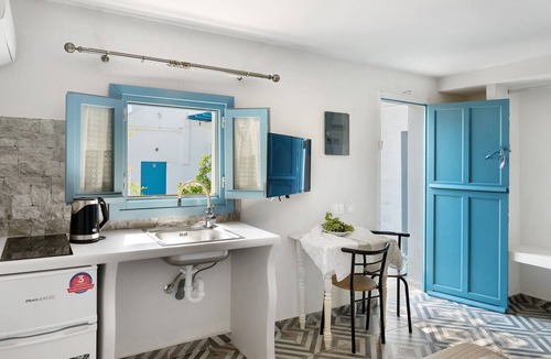 Amorgos Town Apartment | Studio Apartment 'Politimi N8' with Mountain View, Wi-Fi and Air Conditioning