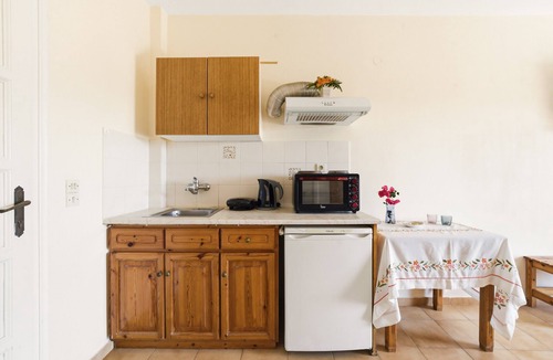 Limni Apartment | Studio 'Garden View 4' with Sea View, Wi-Fi and Air Conditioning