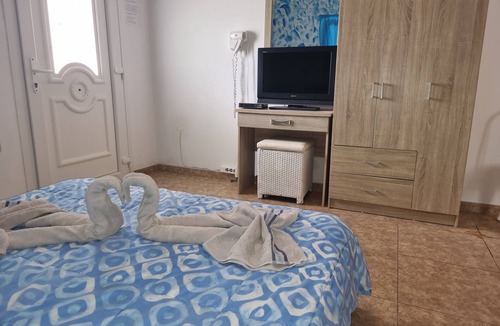 Perissa Hotel | STUDIOS 4 PEOPLE