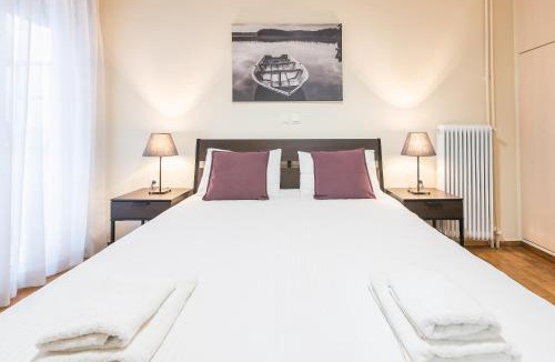 Mets Apartment | Stylish Athens Apt 10 Minute Walk to Acropolis Museum & Metro