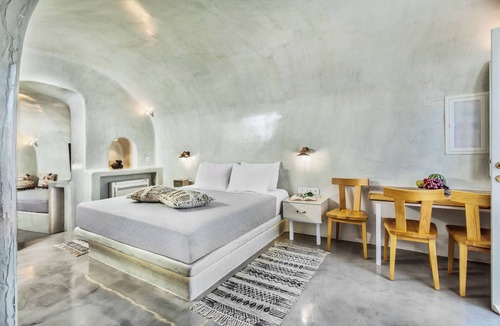 Oia Hotel | Suite with Private Outdoor Hot Tub