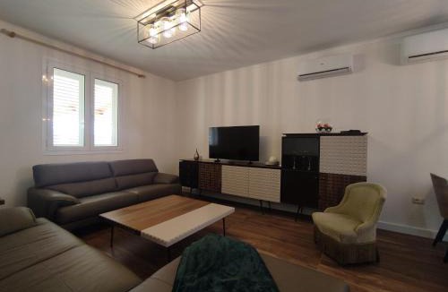 Ishem House | Sunny Hill Villa