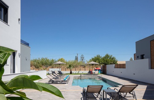 Pigianos Kampos Villa | Sunnyside Villa I, Just Steps to the Beach