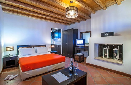 Varos House | Superior Room/The Varos Residences Hotel