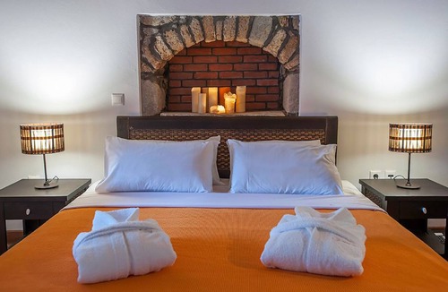 Varos House | Superior Room/The Varos Residences Hotel