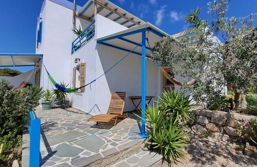 Megas Gialos House | Syros Mandala Studio-Zen Apartment with Wi-Fi and Air Conditioning
