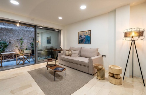Pangrati Apartment | The Apex Boutique Studio with Private Terrace, Wi-Fi, and Air Conditioning
