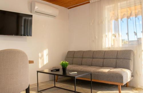 Salamis House | The Beach White House - 80m from the Beach - Renovated