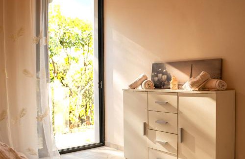 Salamis House | The Beach White House - 80m from the Beach - Renovated
