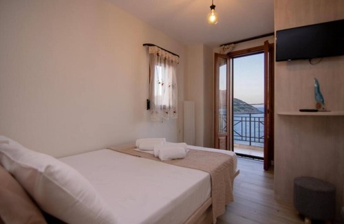 Mochlos Apartment | The Island House| Family size Apt-Overlooking the Aegean| 3 Steps From the Beach