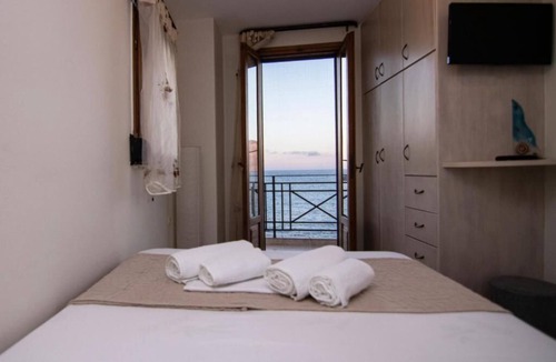 Mochlos Apartment | The Island House| Family size Apt-Overlooking the Aegean| 3 Steps From the Beach