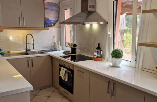 Nea Makri House | The Painter's Garden - Relaxing House 3 min Walk to Beach & Private Parking.