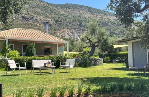 Katsaraiika House | The secret garden by villa Georgia Kalamata