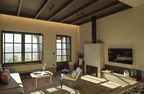 Tsepelovo House | The Signature suite with indoor Jacuzzi by Oreno
