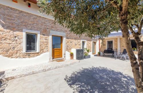 Thrapsano Villa | Thrapsano House with Pool for Families by Hospi