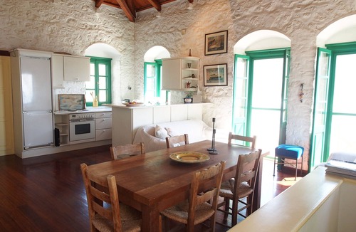 idhra House | Titanas Hydra