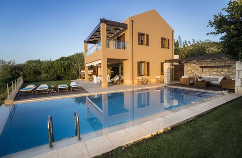 Plaka Villa | Traditional Cretan Villa with Infinity Pool & Sea Views | Anemos SK Place Crete