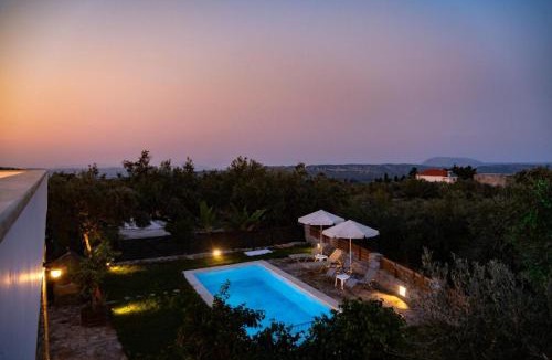 Pemonia Villa | Traditional Villa in fres