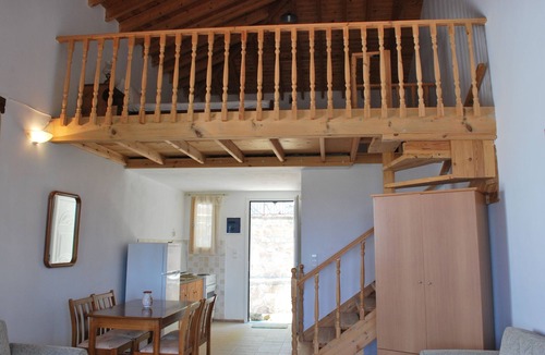 Petra Villa | Troyan Hill Type Mais Νο 2, Garden, Panoramic View & Pool for 2 to 5 adults