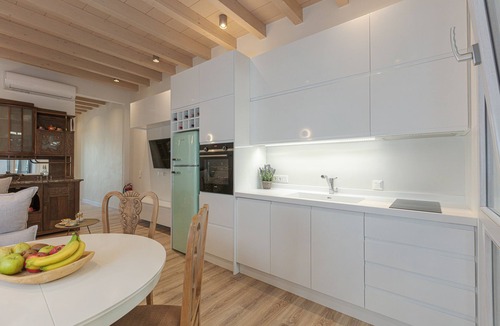 Old Town Rethymnon Apartment | V77 Seafront Leto Suite with roof top hot tub.