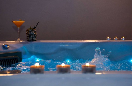 Old Town Rethymnon Apartment | V77 Seafront Leto Suite with roof top hot tub.