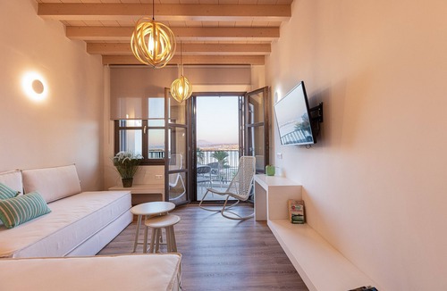 Old Town Rethymnon Apartment | V77 Seafront Leto Suite with roof top hot tub.