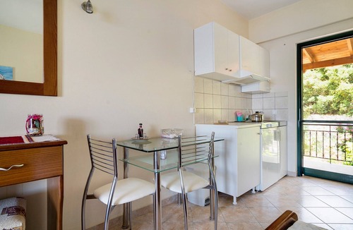 Mikros Gialos Apartment | Vardia Studio A Holiday Apartment with Sea View, Wi-Fi & Balcony
