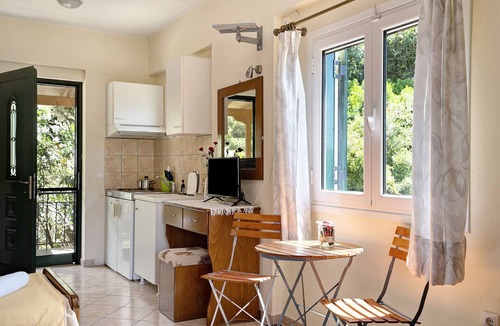 Mikros Gialos Apartment | Vardia Studio B: Sea View, Balcony, and Wi-Fi Close to the Beach
