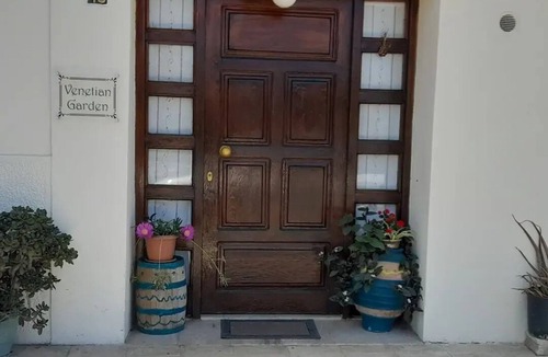 Heraklion Apartment | Venetian garden Ενα μικρό ανεξάρτητο καταφύγιο μέσα και έξω σπό την πόλη .