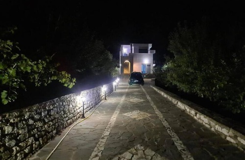 Fushebardhe Villa | Vila Hoxha, Mezhgoran