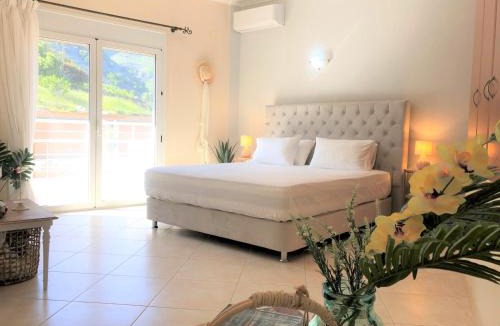 Agía Eiríni Villa | Villa Aeolus with private overflow, endless, heated pool