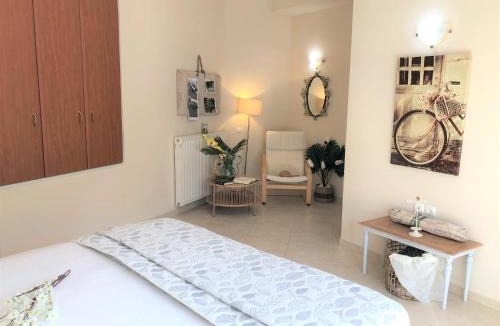 Agía Eiríni Villa | Villa Aeolus with private overflow, endless, heated pool