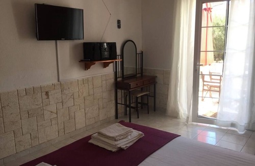 Nikita Hotel | Villa Askamnia and Suites Franz. Double bed Beach Pool, Bar, Resort Parkpl.