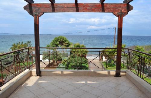 Koutsoupia House | Villa Bella Loukisia Seafront 5BR Villa for 10 Near Athens