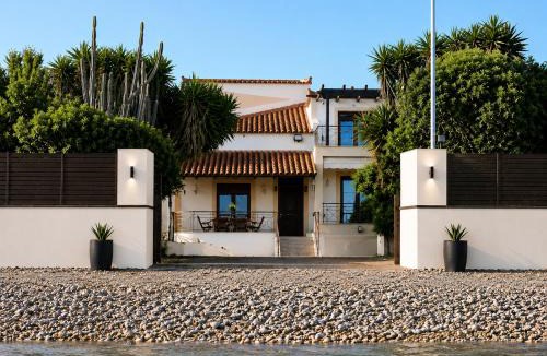 Koutsoupia House | Villa Bella Loukisia Seafront 5BR Villa for 10 Near Athens