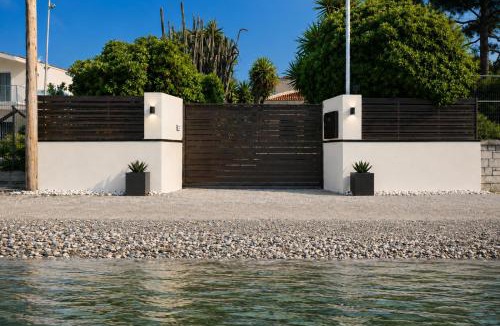 Koutsoupia House | Villa Bella Loukisia Seafront 5BR Villa for 10 Near Athens