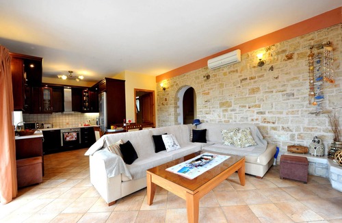 Mpogdanatika Apartment | Villa Casa Bianca Blue Apartment with Sea View, Shared Pool & Wi-Fi