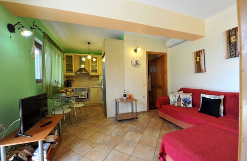 Mpogdanatika Apartment | Villa Casa Bianca Orange Apartment with Sea View, Shared Pool & Wi-Fi