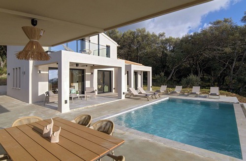 Agios Matthaios Villa | Villa Elais - Villa with a pool and sea views