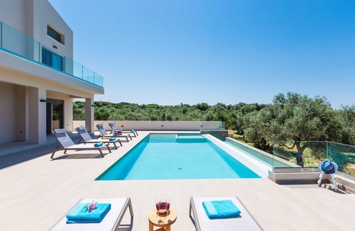 Kato Galatas Villa | Villa Ellie Chania: 3' to Beach & Near Chania City/Private Pool/Gym