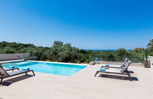 Kato Galatas Villa | Villa Ellie Chania: 3' to Beach & Near Chania City/Private Pool/Gym